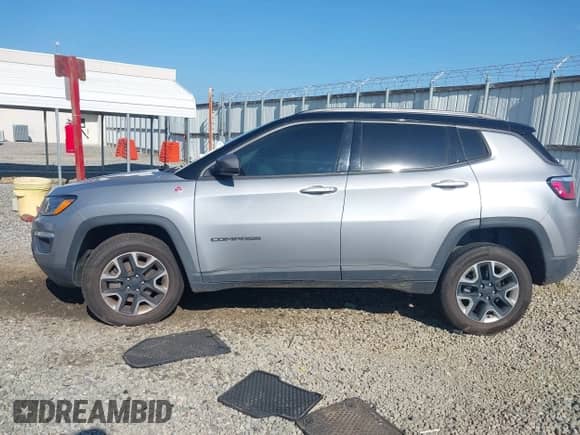 2018 Jeep Compass Trailhawk z VIN 3C4NJDDB9JT169184, wystawiony jako IAAI lot #42989268 z przebiegiem 97 221 mil mil oraz . Historia ofert i sprzedaży dostępna na DreamBid. Obrazek 14.