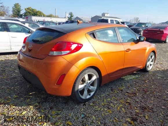 2012 Hyundai Veloster w/Red Int с VIN KMHTC6AD8CU065650, выставлен на аукционе IAAI как лот 43576272 с пробегом 147 621 миль миль и . История ставок и продаж доступна на DreamBid. Изображение 4.