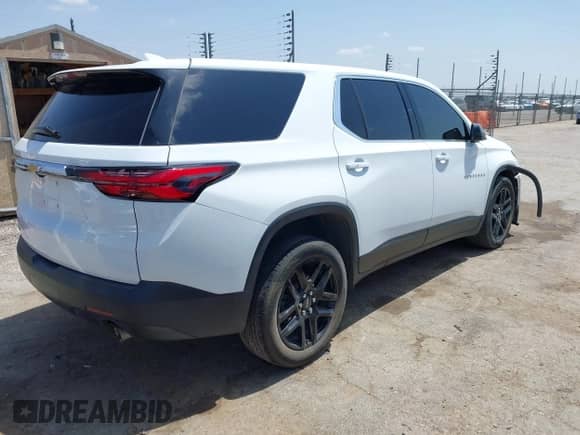 2022 Chevrolet Traverse LS z VIN 1GNERFKW2NJ132976, wystawiony jako IAAI lot #42045876 z przebiegiem 55 601 mil mil oraz . Historia ofert i sprzedaży dostępna na DreamBid. Obrazek 4.