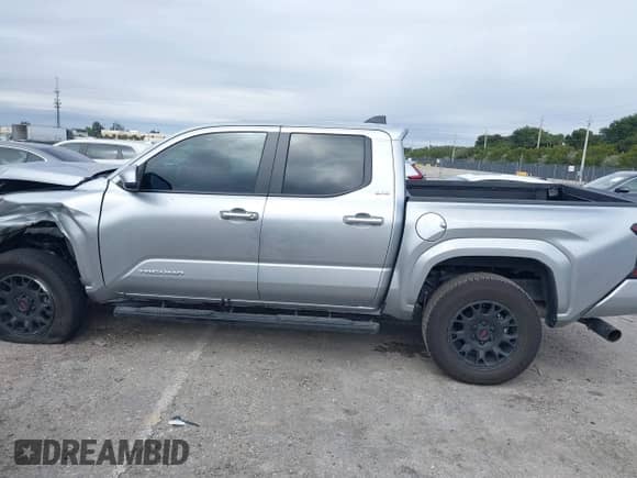 2024 Toyota Tacoma SR5 z VIN 3TMKB5FN0RM013747, wystawiony jako IAAI lot #41411768 z przebiegiem 7 906 mil mil oraz . Historia ofert i sprzedaży dostępna na DreamBid. Obrazek 14.