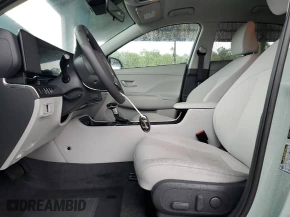 2025 Hyundai Kona SEL с VIN KM8HBCAB8SU269238, выставлен на аукционе Copart как лот 67526215 с пробегом 2 891 миль миль и Списание • Salvage title. История ставок и продаж доступна на DreamBid. Изображение 7.