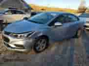 2018 Chevrolet Cruze LS z VIN 1G1BC5SM3J7123516, wystawiony jako Copart lot #89625185 z przebiegiem 96 133 mil mil oraz Szkoda całkowita • Salvage title. Historia ofert i sprzedaży dostępna na DreamBid. Obrazek 1.
