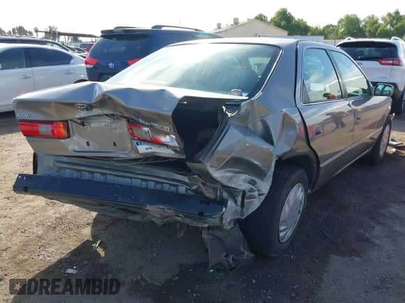 1997 Toyota Camry LE z VIN 4T1BF22K1VU025776, wystawiony jako IAAI lot #42270137 z przebiegiem 168 299 mil mil oraz . Historia ofert i sprzedaży dostępna na DreamBid. Obrazek 4.