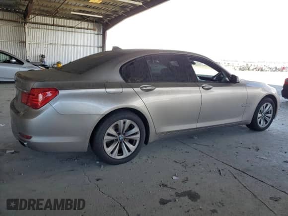 2011 BMW 7 Series 740i z VIN WBAKA4C50BC612489, wystawiony jako Copart lot #81472175 z przebiegiem 151 316 mil mil oraz Czysty tytuł • Clean title. Historia ofert i sprzedaży dostępna na DreamBid. Obrazek 3.