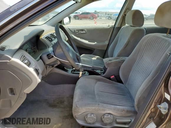 1998 Honda Accord LX z VIN 1HGCG5648WA082287, wystawiony jako Copart lot #81150985 z przebiegiem 243 442 mil mil oraz Czysty tytuł • Clean title. Historia ofert i sprzedaży dostępna na DreamBid. Obrazek 7.