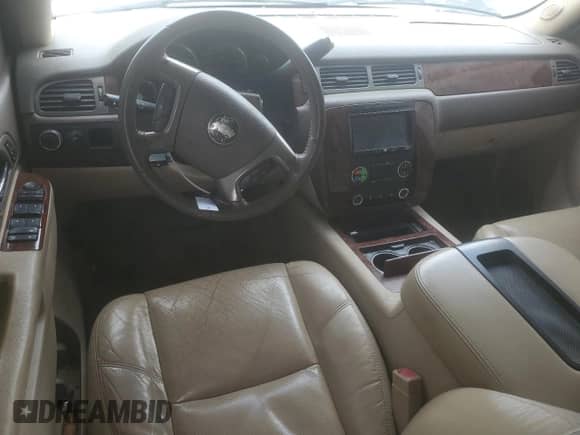 2010 Chevrolet Tahoe LTZ z VIN 1GNUCCE03AR198015, wystawiony jako Copart lot #54195135 z przebiegiem 235 272 mil mil oraz Szkoda całkowita • Salvage title. Historia ofert i sprzedaży dostępna na DreamBid. Obrazek 8.