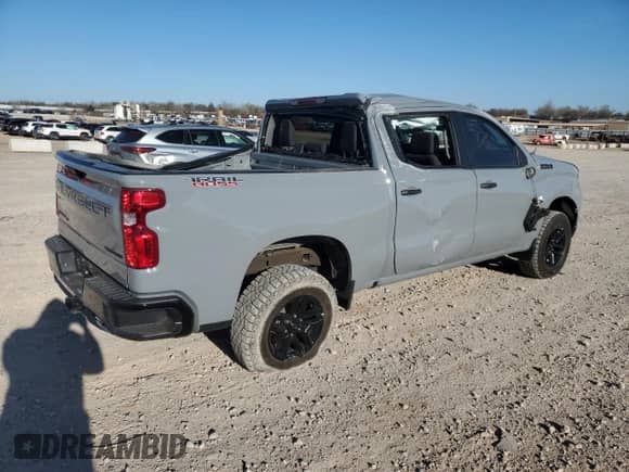2024 Chevrolet Silverado 1500 Custom Trail Boss z VIN 3GCUDCE89RG260945, wystawiony jako Copart lot #51326915 z przebiegiem 30 768 mil mil oraz Szkoda całkowita • Salvage title. Historia ofert i sprzedaży dostępna na DreamBid. Obrazek 3.