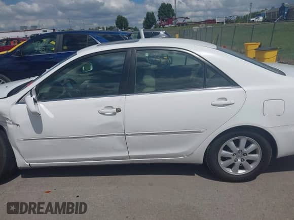 2002 Toyota Camry LE z VIN 4T1BE32K52U111483, wystawiony jako IAAI lot #43065186 z przebiegiem 64 862 mil mil oraz . Historia ofert i sprzedaży dostępna na DreamBid. Obrazek 14.