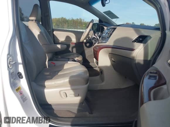 2012 Toyota Sienna XLE z VIN 5TDDK3DC2CS043340, wystawiony jako IAAI lot #43520428 z przebiegiem 245 905 mil mil oraz . Historia ofert i sprzedaży dostępna na DreamBid. Obrazek 5.