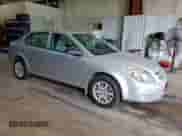 2009 Chevrolet Cobalt LS z VIN 1G1AS58H697158555, wystawiony jako Copart lot #82312565 z przebiegiem Nie podano mil oraz Szkoda całkowita • Salvage title. Historia ofert i sprzedaży dostępna na DreamBid. Obrazek 4.