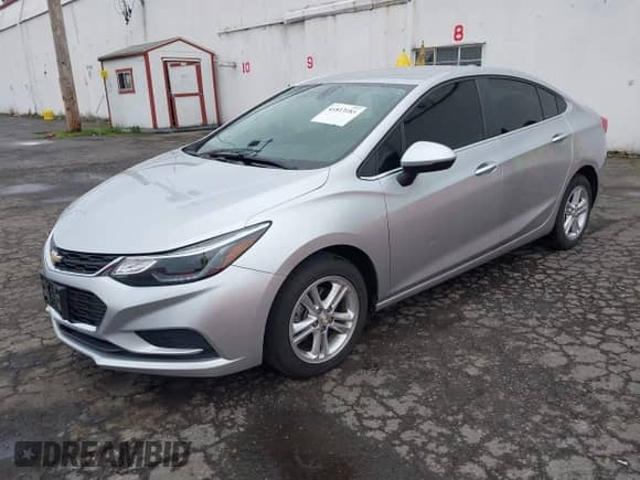 2018 Chevrolet Cruze LT z VIN 1G1BH5SE9J7130948, wystawiony jako IAAI lot #41813183 z przebiegiem 106 663 mil mil oraz . Historia ofert i sprzedaży dostępna na DreamBid. Obrazek 2.
