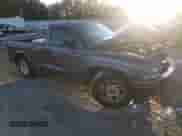 2002 Dodge Dakota z VIN 1B7FL16X52S557179, wystawiony jako Copart lot #42221125 z przebiegiem 176 537 mil mil oraz Szkoda całkowita • Salvage title. Historia ofert i sprzedaży dostępna na DreamBid. Obrazek 4.