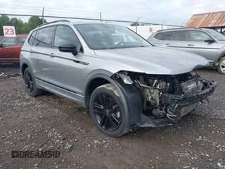 2022 Volkswagen Tiguan SE R-Line Black z VIN 3VV8B7AXXNM049827, wystawiony jako IAAI lot #42928378 z przebiegiem 48 617 mil mil oraz . Historia ofert i sprzedaży dostępna na DreamBid. Obrazek 1.