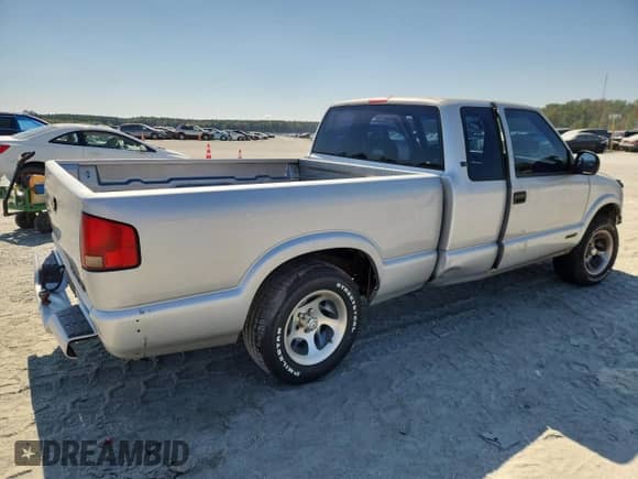 1996 Chevrolet S-10 LS z VIN 1GCCS194XT8150562, wystawiony jako Copart lot #80466785 z przebiegiem 310 763 mil mil oraz Szkoda całkowita • Salvage title. Historia ofert i sprzedaży dostępna na DreamBid. Obrazek 3.