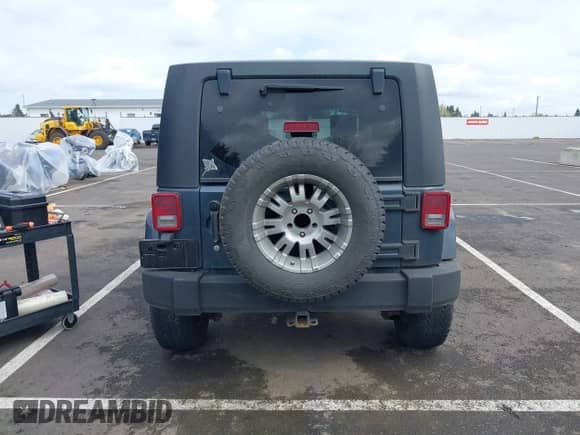 2007 Jeep Wrangler Unlimited Sahara z VIN 1J4GA59107L120503, wystawiony jako IAAI lot #42019384 z przebiegiem 230 965 mil mil oraz . Historia ofert i sprzedaży dostępna na DreamBid. Obrazek 17.