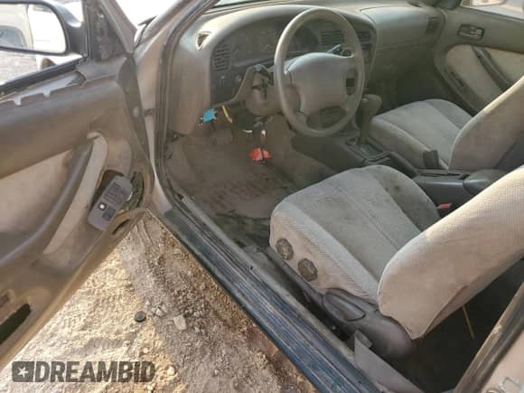 1995 Toyota Camry LE z VIN 4T1SK12C7SU548827, wystawiony jako Copart lot #64502944 z przebiegiem 215 266 mil mil oraz Szkoda całkowita • Salvage title. Historia ofert i sprzedaży dostępna na DreamBid. Obrazek 8.