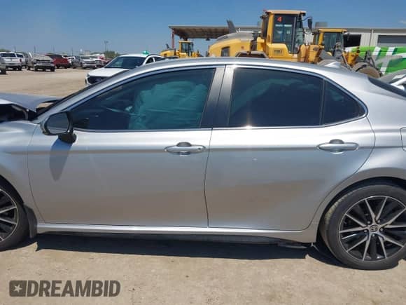 2023 Toyota Camry SE z VIN 4T1T11AK1PU092427, wystawiony jako IAAI lot #43142125 z przebiegiem 56 044 mil mil oraz . Historia ofert i sprzedaży dostępna na DreamBid. Obrazek 15.