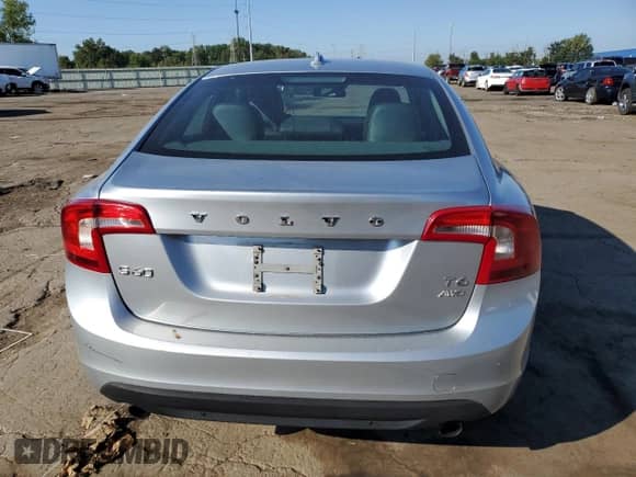 2013 Volvo S60 T6 R-Design Platinum с VIN YV1902FH4D2177249, выставлен на аукционе Copart как лот 71166385 с пробегом 149 002 миль миль и Чистый • Clean title. История ставок и продаж доступна на DreamBid. Изображение 6.
