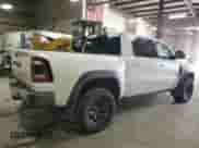 2021 Ram 1500 z VIN IA046229, wystawiony jako Copart lot #59465905 z przebiegiem 19 796 mil mil oraz Szkoda całkowita • Salvage title. Historia ofert i sprzedaży dostępna na DreamBid. Obrazek 3.