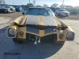 1975 Chevrolet Camaro z VIN 1S87H5N621215, wystawiony jako Copart lot #87172584 z przebiegiem 87 651 mil mil oraz Czysty tytuł • Clean title. Historia ofert i sprzedaży dostępna na DreamBid. Obrazek 5.