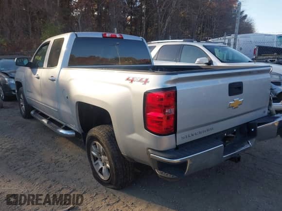2015 Chevrolet Silverado 1500 LT z VIN 1GCVKREC8FZ415689, wystawiony jako IAAI lot #40782568 z przebiegiem 111 261 mil mil oraz . Historia ofert i sprzedaży dostępna na DreamBid. Obrazek 3.