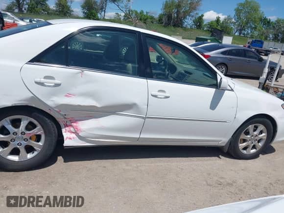 2005 Toyota Camry LE с VIN 4T1BF32K25U090559, выставлен на аукционе IAAI как лот 42338647 с пробегом 57 231 миль миль и . История ставок и продаж доступна на DreamBid. Изображение 13.