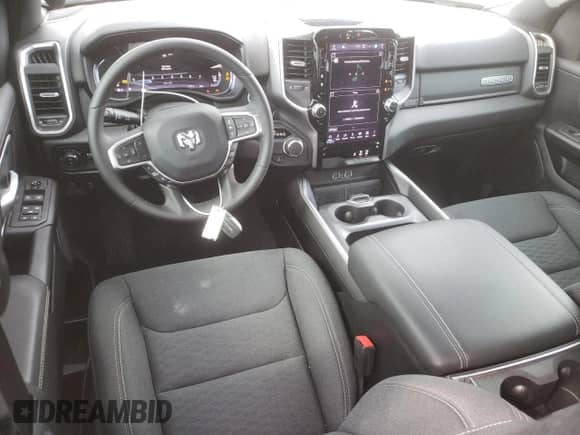 2025 Ram 1500 Big Horn z VIN 1C6RREBP9SN696875, wystawiony jako Copart lot #70858135 z przebiegiem 7 499 mil mil oraz Szkoda całkowita • Salvage title. Historia ofert i sprzedaży dostępna na DreamBid. Obrazek 8.