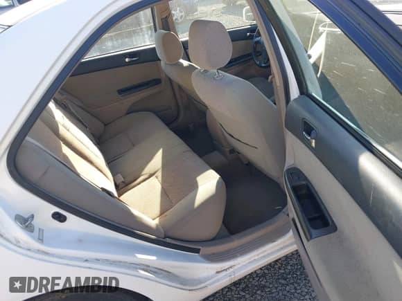 2002 Toyota Camry LE z VIN JTDBE32K820050500, wystawiony jako IAAI lot #42443589 z przebiegiem 262 287 mil mil oraz . Historia ofert i sprzedaży dostępna na DreamBid. Obrazek 8.