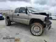 2001 Chevrolet Silverado 2500HD LS z VIN 1GCHK29171E229509, wystawiony jako Copart lot #60524705 z przebiegiem Nie podano mil oraz Szkoda całkowita • Salvage title. Historia ofert i sprzedaży dostępna na DreamBid. Obrazek 4.