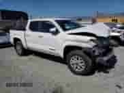 2024 Toyota Tacoma SR5 z VIN 3TMKB5FN4RM001696, wystawiony jako Copart lot #81676695 z przebiegiem 30 036 mil mil oraz Szkoda całkowita • Salvage title. Historia ofert i sprzedaży dostępna na DreamBid. Obrazek 4.