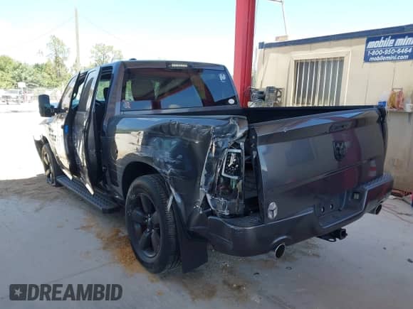 2018 Ram 1500 Express z VIN 1C6RR6KT3JS305402, wystawiony jako IAAI lot #42123190 z przebiegiem 52 898 mil mil oraz . Historia ofert i sprzedaży dostępna na DreamBid. Obrazek 3.