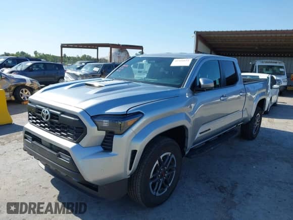 2024 Toyota Tacoma SR5 z VIN 3TMLB5JN5RM039515, wystawiony jako IAAI lot #42416031 z przebiegiem 10 900 mil mil oraz . Historia ofert i sprzedaży dostępna na DreamBid. Obrazek 17.