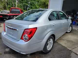 2015 Chevrolet Sonic LT z VIN 1G1JC5SH1F4175556, wystawiony jako IAAI lot #43373870 z przebiegiem 13 856 mil mil oraz . Historia ofert i sprzedaży dostępna na DreamBid. Obrazek 4.