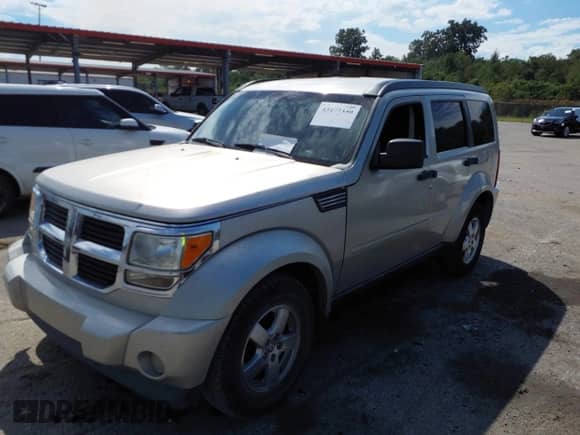 2008 Dodge Nitro SXT z VIN 1D8GT28K78W274510, wystawiony jako IAAI lot #43472330 z przebiegiem 200 084 mil mil oraz . Historia ofert i sprzedaży dostępna na DreamBid. Obrazek 2.