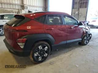 2024 Hyundai Kona SEL с VIN KM8HB3ABXRU082688, выставлен на аукционе Copart как лот 80265784 с пробегом 13 391 миль миль и Списание • Salvage title. История ставок и продаж доступна на DreamBid. Изображение 3.