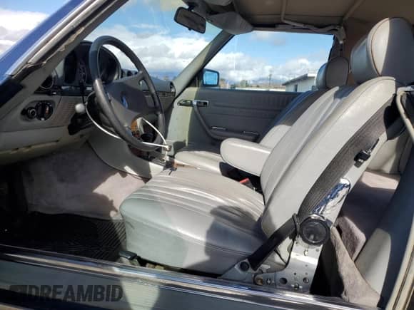 1984 Mercedes-Benz 380 SL z VIN WDBBA45A0EA010252, wystawiony jako Copart lot #85311625 z przebiegiem 75 448 mil mil oraz Szkoda całkowita • Salvage title. Historia ofert i sprzedaży dostępna na DreamBid. Obrazek 7.