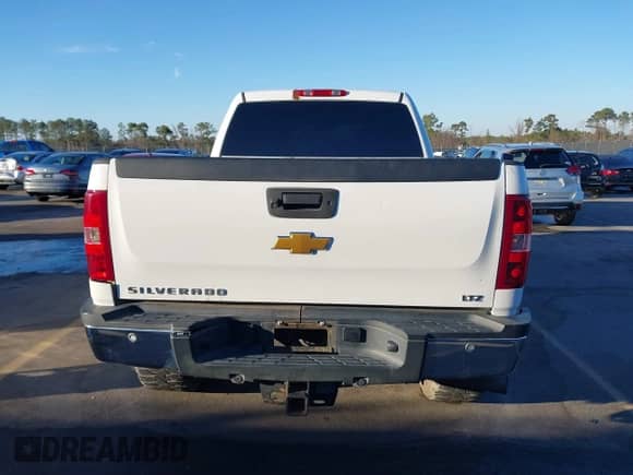 2013 Chevrolet Silverado 2500HD LTZ z VIN 1GC1KYE84DF241929, wystawiony jako IAAI lot #41336283 z przebiegiem 275 382 mil mil oraz . Historia ofert i sprzedaży dostępna na DreamBid. Obrazek 17.