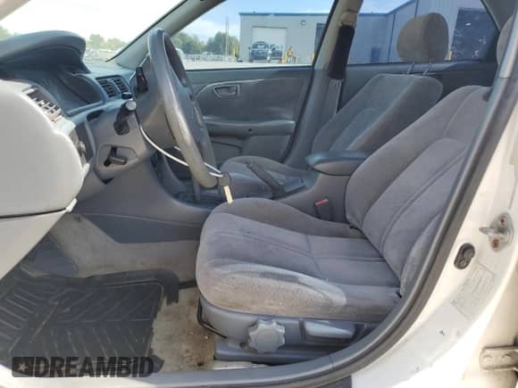 1998 Toyota Camry LE z VIN 4T1BG22K3WU357538, wystawiony jako Copart lot #82461865 z przebiegiem Nie podano mil oraz Czysty tytuł • Clean title. Historia ofert i sprzedaży dostępna na DreamBid. Obrazek 7.