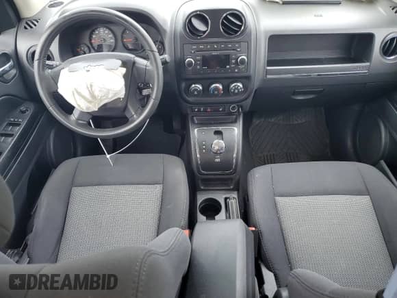 2010 Jeep Compass Latitude z VIN 1J4NF1FB0AD623710, wystawiony jako Copart lot #88657615 z przebiegiem Nie podano mil oraz Szkoda całkowita • Salvage title. Historia ofert i sprzedaży dostępna na DreamBid. Obrazek 8.