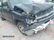 2004 Chevrolet Silverado 1500 Work Truck z VIN 1GCEC14X24Z280645, wystawiony jako IAAI lot #42153375 z przebiegiem 79 598 mil mil oraz . Historia ofert i sprzedaży dostępna na DreamBid. Obrazek 6.