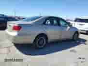 2005 Toyota Camry LE z VIN 4T1BE30K35U570972, wystawiony jako Copart lot #82472615 z przebiegiem 224 270 mil mil oraz Szkoda całkowita • Salvage title. Historia ofert i sprzedaży dostępna na DreamBid. Obrazek 3.