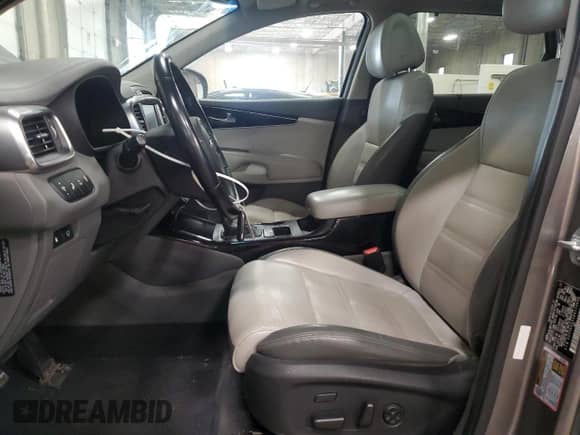 2016 Kia Sorento SXL z VIN 5XYPKDA52GG113608, wystawiony jako Copart lot #85586045 z przebiegiem 263 068 mil mil oraz Czysty tytuł • Clean title. Historia ofert i sprzedaży dostępna na DreamBid. Obrazek 7.