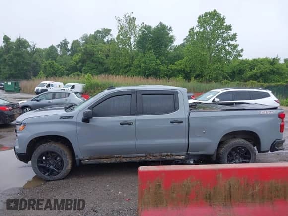 2024 Chevrolet Silverado 1500 Custom Trail Boss z VIN 3GCPDCEK2RG197468, wystawiony jako IAAI lot #42285969 z przebiegiem Nie podano mil oraz . Historia ofert i sprzedaży dostępna na DreamBid. Obrazek 14.