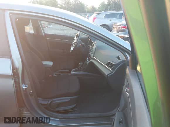 2019 Hyundai Elantra SEL z VIN 5NPD84LF5KH451352, wystawiony jako IAAI lot #43000244 z przebiegiem 43 744 mil mil oraz . Historia ofert i sprzedaży dostępna na DreamBid. Obrazek 5.