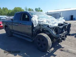 2019 Ram 1500 Warlock z VIN 1C6RR7GG9KS693061, wystawiony jako IAAI lot #42957492 z przebiegiem 108 935 mil mil oraz . Historia ofert i sprzedaży dostępna na DreamBid. Obrazek 1.