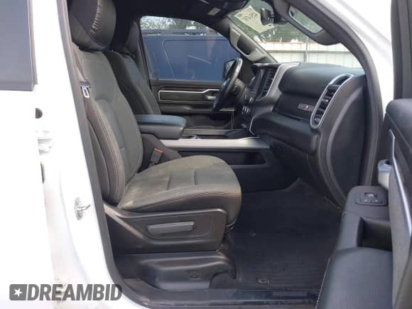 2022 Ram 1500 Big Horn z VIN 1C6RREBT8NN190343, wystawiony jako IAAI lot #42514747 z przebiegiem 65 593 mil mil oraz . Historia ofert i sprzedaży dostępna na DreamBid. Obrazek 5.