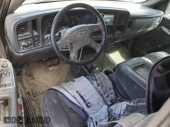 2005 Chevrolet Silverado 1500 Work Truck with VIN 2GCEK19V751279723, listed as a Copart auction lot 63413135 with 303,023 mi miles and Salvage title. Bid and sale history available at DreamBid. Image 8.