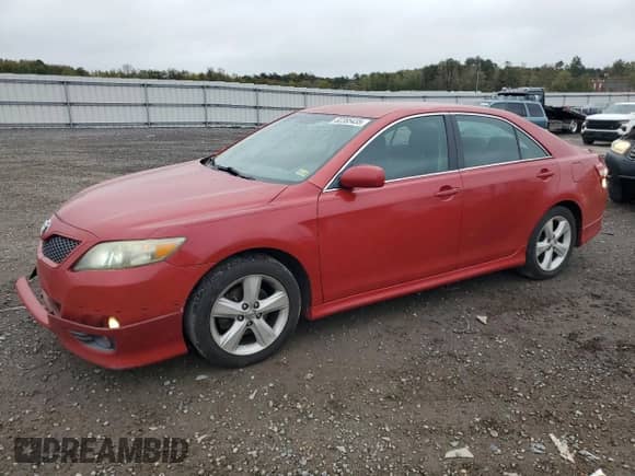 2010 Toyota Camry SE z VIN 4T1BF3EKXAU089715, wystawiony jako Copart lot #82395435 z przebiegiem 178 255 mil mil oraz Szkoda całkowita • Salvage title. Historia ofert i sprzedaży dostępna na DreamBid. Obrazek 1.