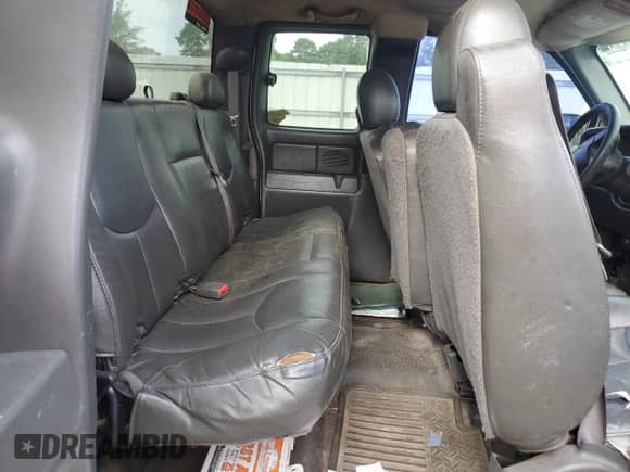 2006 GMC Sierra 1500 Work Truck z VIN 1GTEC19VX6E200610, wystawiony jako Copart lot #67291445 z przebiegiem Nie podano mil oraz Czysty tytuł • Clean title. Historia ofert i sprzedaży dostępna na DreamBid. Obrazek 10.