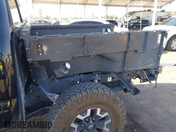 2023 Toyota Tacoma SR z VIN 3TMCZ5ANXPM580486, wystawiony jako IAAI lot #43248259 z przebiegiem 38 431 mil mil oraz . Historia ofert i sprzedaży dostępna na DreamBid. Obrazek 6.